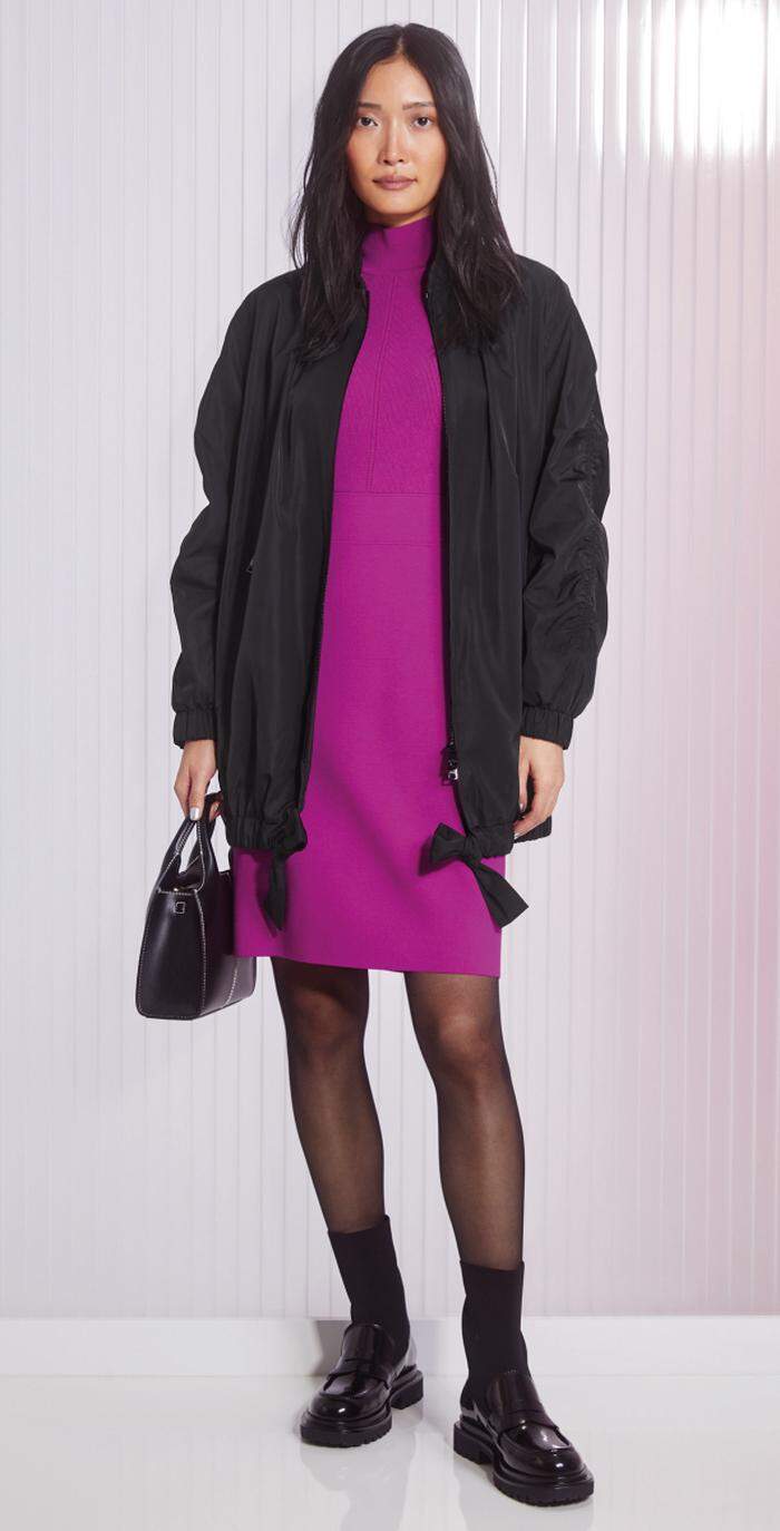 Color Blocking-Neulinge: Farbliche Hingucker mit Schwarz kombinieren. Hier mit violettfarbenem Kleid von Marc Cain (Kleid ca. 399 Euro, Jacke ca. 349 Euro, Stiefelette ca. 249 Euro, Tasche ca. 329 Euro).