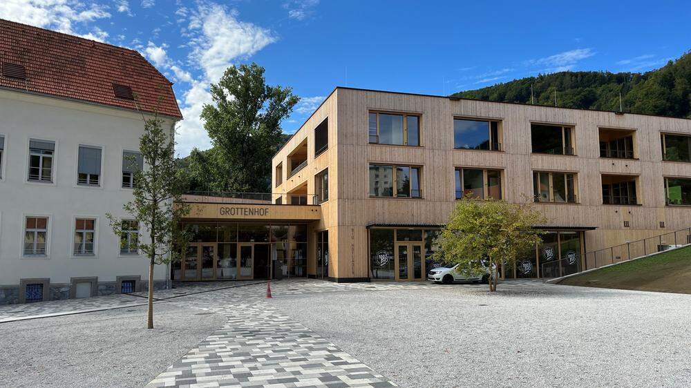 Der Grottenhof bekam einen modernen Holzzubau und spielt als &quot;modernste Bio-Fachschule Österreichs&quot; nun alle Stückeln
