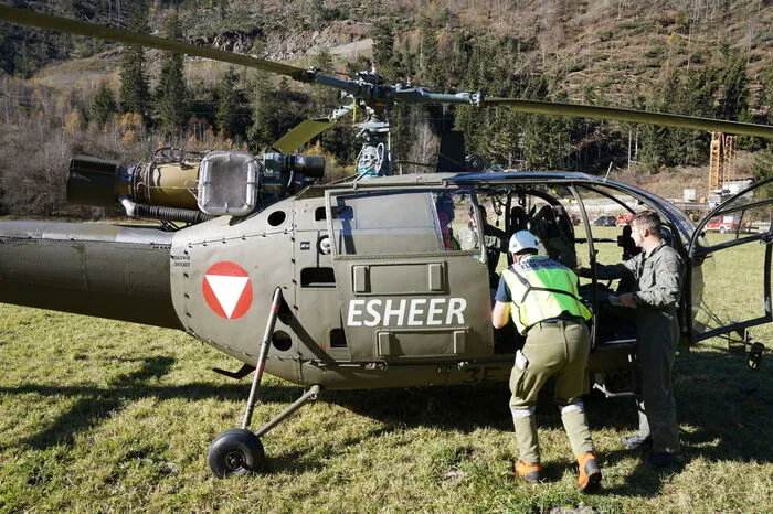 Die "Alouette" III ist ein leichter Verbindungs- und Transporthubschrauber, besitzt einen Dreiblatt-Haupt- und Heckrotor, ein unverkleidetes Turbinentriebwerk, ein Räderfahrwerk und ist für insgesamt 7 Personen zugelassen.Die Ausrüstung mit Seilwinde und Außenlasthaken ermöglicht eine vielseitige Verwendbarkeit. Auf Grund seiner Leistungscharakteristik und Konfiguration ist dieser Hubschrauber für Hochgebirgseinsätze besonders gut geeignet. Das Österreichische Bundesheer setzt diesen Hubschrauber nach wie vor ein.