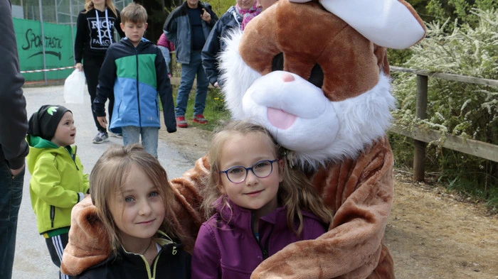 Nach dem „Startschuss“ stürmten die Kinder das Gelände, „Erfahrene“ nahmen nur den Inhalt aus den Holzwolle-Nestern, sodass alles Versteckte binnen weniger Minuten in den vom Veranstalter ausgegebenen Plastiksäckchen landete.