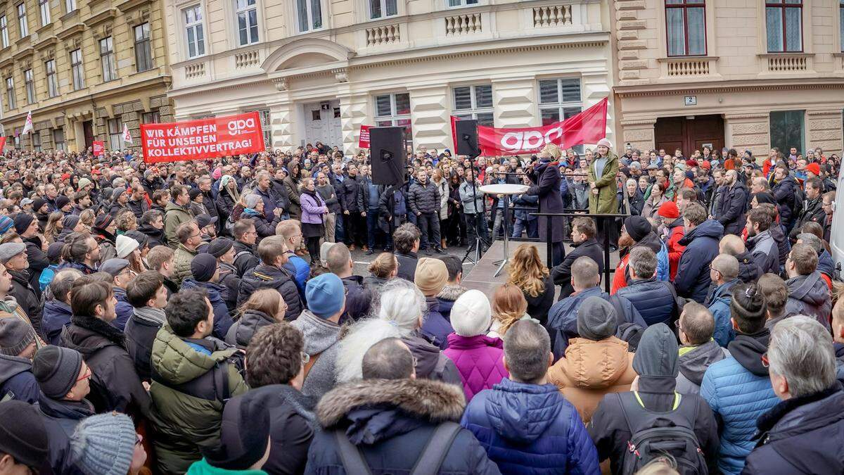 Rund 2000 Arbeitnehmer protestierten gegen die stockenden Verhandlungen für den Kollektivvertrag in der IT-Branche 