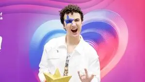 Sänger Cosmó - im Hintergrund das ESC-Logo