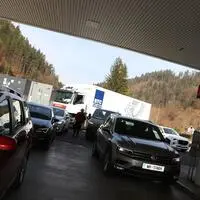 Schlangen vor der Tankstelle in Prevalje in Slowenien