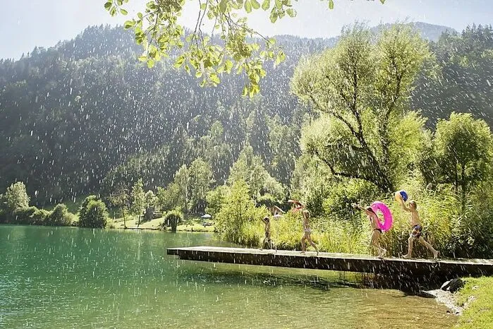 Kärnten: Ein Geheimtipp ist der fernab von Hektik und Badetrubel liegende Afritzer See in den Kärntner Nockbergen mit dem Naturbadeplatz „Rauth“. Eingebettet in das idyllische Gegendtal bietet der See Natur und Erholung auf 750 Meter Seehöhe, für alle, die Ruhe und Stille suchen.