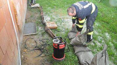 Die Feuerwehr Voitsberg versuchte in den Morgenstunden, das Wasser mit Sandsäcken aufzuhalten