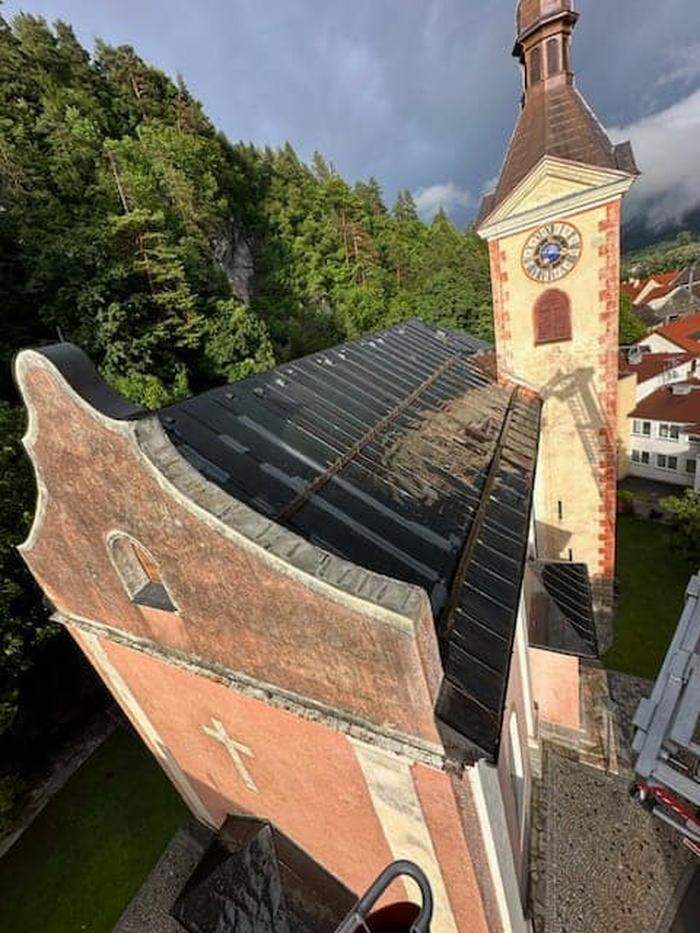 Das Kirchendach in Oberdrauburg blieb vom Unwetter nicht verschont