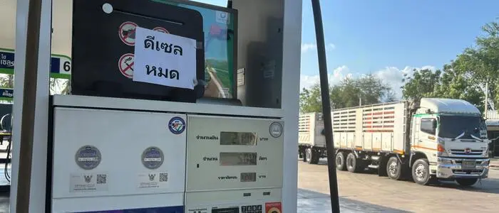 „Diesel ist ausgegangen“ – ein Schild an einer Zapfsäule in Thailand – viele asiatische Länder kämpfen neben den hohen Energiepreisen auch mit Engpässen bei der Versorgung