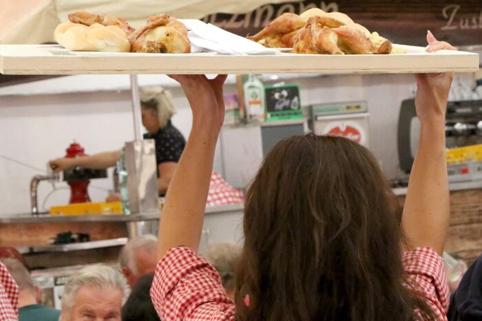 „Das Geschäft läuft gut, niemand regt sich wegen der leicht erhöhten Preise auf“, sagt Seniorchef Walter Motschiunig, der bereits seit 45 Jahren am Wiesemarkt vertreten ist. 