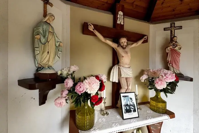 Erbaut wurde das kleine Gotteshaus 1986 von Anna Kowald, der Großmutter des jetzigen Besitzers Karl Samer.