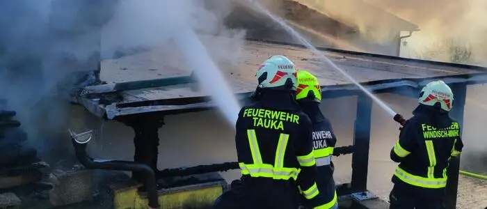 90 Feuerwehrmitglieder bekämpften die Flammen beim Gebäudebrand in Minihof-Liebau
