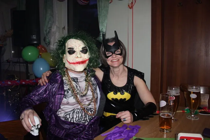 Batgirl friedlich vereint mit dem Joker, das gibt es nur beim Maskenball in Eitweg.