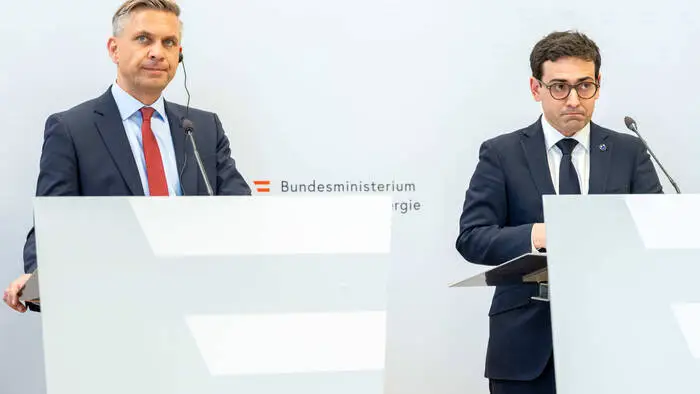 Pressekonferenz mit dem Wirtschaftsminister und dem Exekutiv-Vizepraesidenten der Europaeischen Kommission