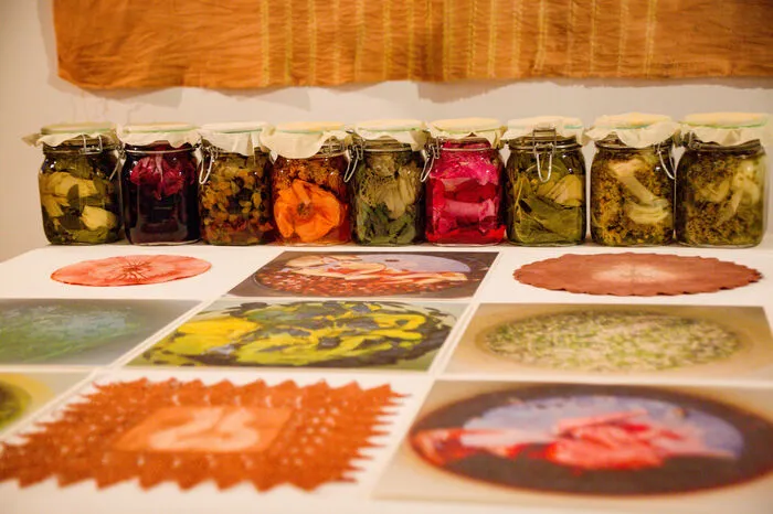 Neben Drucktechniken und Stoffzeichnungen konnte man mit Schmiergelpapier bearbeitete Bilder, ein selbst gemaltes Pflanzen-Kartenspiel und vieles mehr bestaunen.