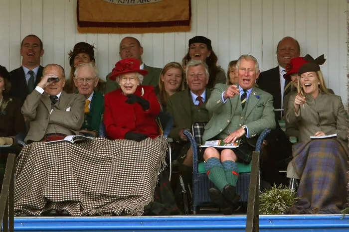 Reiten, Spaziergänge, Kirchenbesuche - für die britische Königin Elizabeth II. bleibt alles beim Alten. Nach guter Tradition verbringt die 90-Jährige ihren Sommerurlaub auf ihrem schottischen Landsitz, Schloss Balmoral. Details verrät der Buckingham Palast nicht - "alles privat".