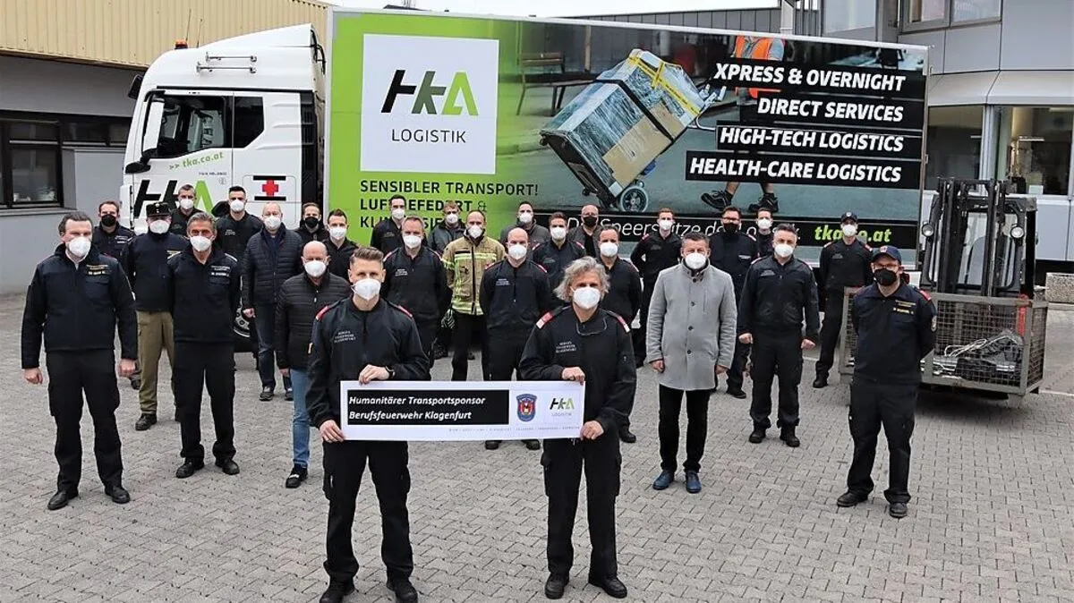 Die Mitglieder der Berufsfeuerwehr mit Feuerwehrreferent Christian Scheider vor dem Hilfstransport