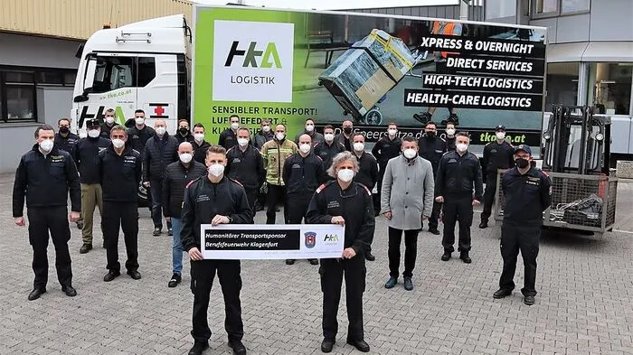 Die Mitglieder der Berufsfeuerwehr mit Feuerwehrreferent Christian Scheider vor dem Hilfstransport