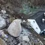 Ein Fels stürzt auf ein Haus