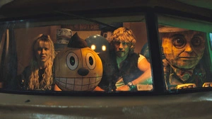 Michelle (Millie Bobby Brown), Cosmo, Herman, Keats (Chris Pratt) und Mr. Peanut auf großer Mission