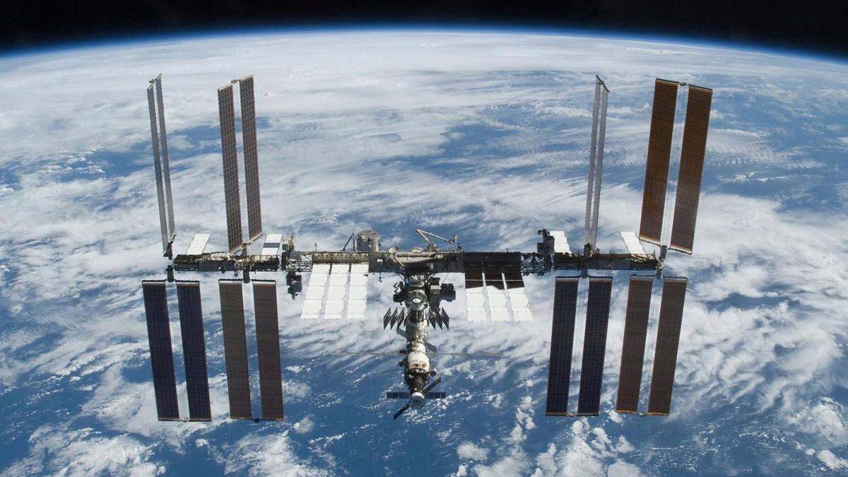 Die ISS, die seit 1998 die Erde umkreist, ist ein gemeinsames Projekt der USA, Kanadas, Japans, der Europäischen Weltraumbehörde (ESA) und Russlands. 