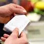 sujet rechnung; kassenzettel; bon; hände; hand; einkaufen; geschäft; handel; business; verkauf; einkauf; shopping; shoppen; supermarkt; einzelhandel; kasse; bezahlung; geld; bezahlen; kunde; kunden; kundschaft; kundin; verkäufer; lebensmittelgeschäft; konsum; markt; shop; kaufen; kauf; halten; prüfen; kontrolle; übersicht