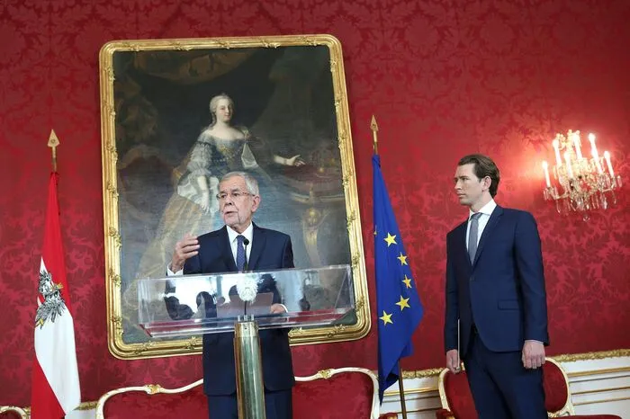 "So sind wir nicht, so ist Österreich einfach nicht." - Bundespräsident Alexander Van der Bellen versucht, das Bild wieder zurechtzurücken ... "Es sind beschämende Bilder und niemand soll sich für Österreich schämen müssen." - ... und spricht von einer "unerhörten Respektlosigkeit" Straches den Bürgern gegenüber.