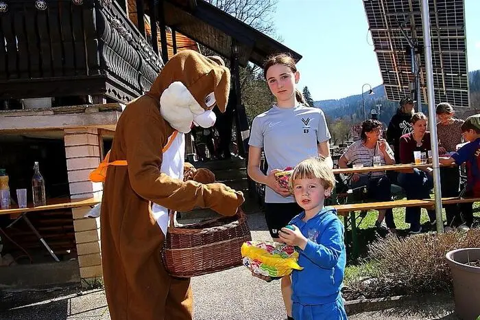 Gespannt warteten die Kleinen auf den Besuch des Osterhasen, der Eier verteilte und auch selbst so manches herzliches „Eierl“ (Umarmung) von den Kindern abbekam.