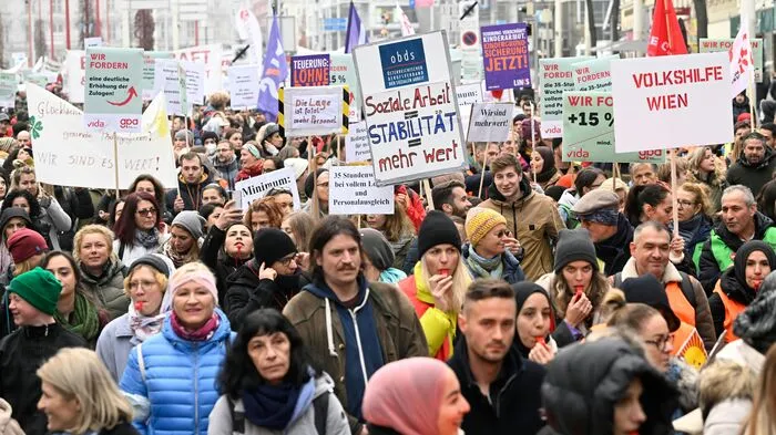 Rund 3000 Menschen haben laut GPA an einer Demonstration vom Westbahnhof zum Ballhausplatz teilgenommen.