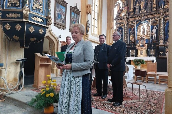 Trotz des Regenwetters war die Kirche voll besetzt. Durch das Programm führte Elisabeth Tockner, das Motto des Konzertprogrammes war "Mit Gesang durch's Jahr".