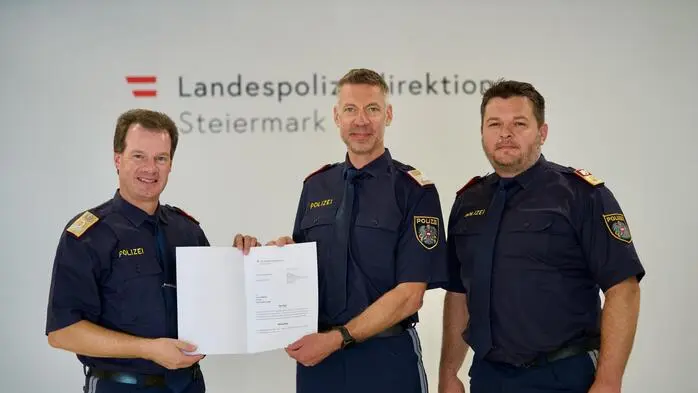 Jochen Wimberger mit Landespolizeidirektor Gerald Ortner und dem stellvertretenden Liezener Bezirkspolizeikommandanten, Christian Kuntner 