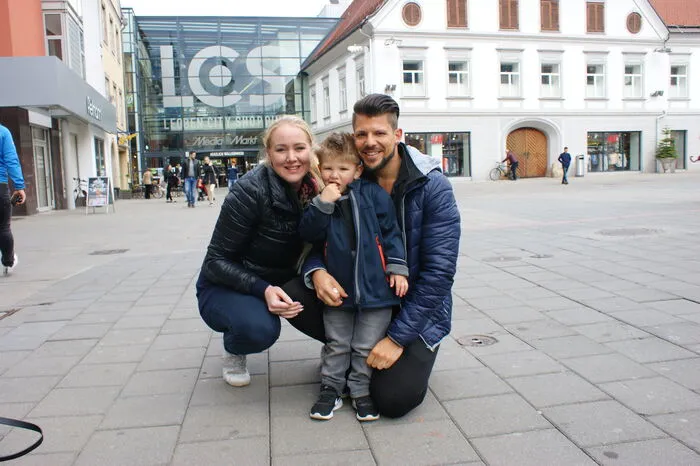 Silke Kraus-Thurner, 30, und Sascha Kraus-Thurner, 32:  Die junge Familie aus Leoben ist auch sehr modisch unterwegs. Die Trends der Saison werden größtenteils mitgemacht. Dazu zählen knöchellange oder aufgekrempelte Hosen, längere T-Shirts für Männer, metallische Accessoires und coole Sneakers. Bei Silke sind bunte und lange Sommerkleider und Röcke nicht mehr wegzudenken. Für Sascha sind es die in der Art Haremshosen. Als Trends des Frühlingsnennen nennen die beiden Sneakers und gespiegelte große Sonnenbrillen. Das Ehepaar legt sehr großen Wert auf die Kleidung ihres zweijährigen Sohnes. Dabei leben sich die beiden total aus.