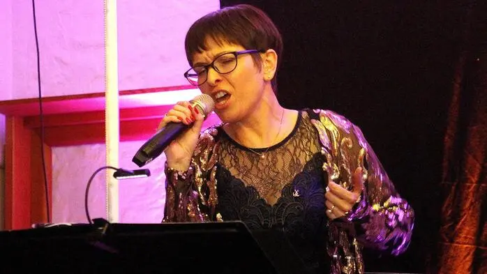 Auf der karitativen Bühne standen die „Musikalischen Löwen“ Stefanie Sach-Friedl mit Franz Friedl, „Die Übersbacher“ Sebastian Thier und Alexander Mirth sowie Josi Thaller mit Songs aus den 50-er bis 70-er Jahren. 