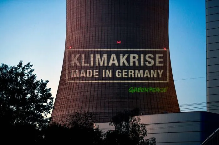 Gegen den Beginn des kommerziellen Betriebs protestierten neben Fridays for Future auch zahlreiche Anhänger von Greenpeace, Ende Gelände und dem Bund für Umwelt und Naturschutz (BUND). Bereits in der Nacht hatten Aktivisten das Kraftwerk mit Schriftzügen wie "Klimakrise made in Germany" angestrahlt.