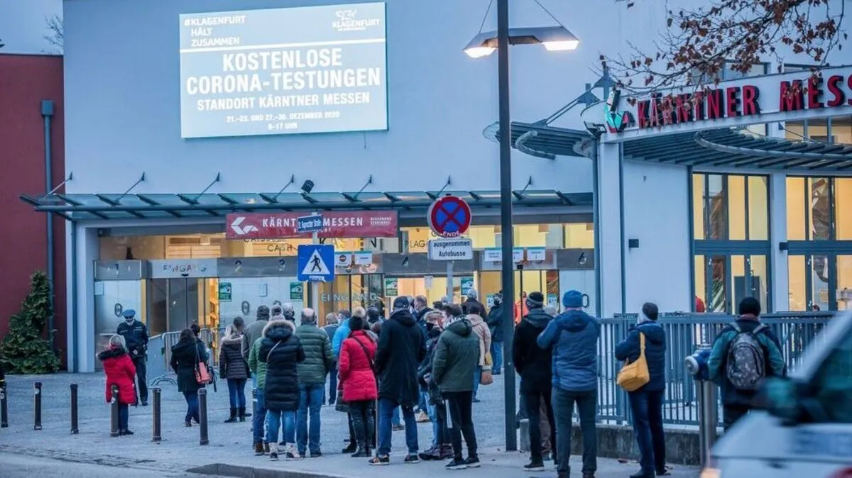 Noch bevor es hell wurde, staute es sich vor der Messehalle.