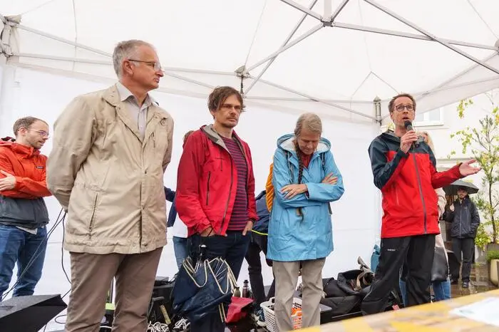 ... mit Beteiligung von vielen renommierten Wissenschaftlern, u. a. Klimaforscherin Klimaforscherin Helga Kromp-Kolb ...