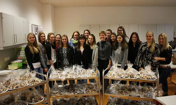 Schülerinnen der HLW St. Veit mit den gebackenen Keksen