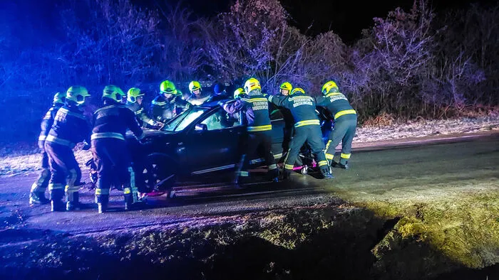 Klicken Sie sich durch die Einsatzfotos der Feuerwehr von den zwei Verkehrsunfällen am Donnerstagabend in Mooskirchen.