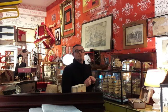 Katastrofa. In ein atemberaubendes Chaos de luxe gerät man in der schrägen Galerie „Katastrofa“, einem Sammelsurium der Kuriositäten, wo ein Louis XIV-Sessel ebenso neben der Madonnenstatue Platz findet wie Che Guevara.
