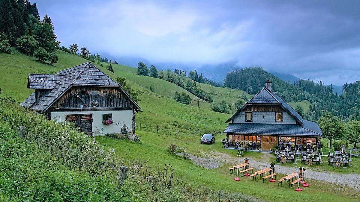 Zur Falkensteinalm (im Bild die Schutzhütte) gibt es einen neu restaurierten Wanderweg