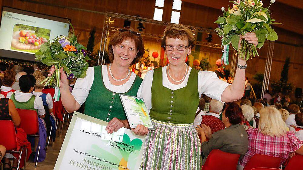Familientreffen auf der Siegerbühne beim 58. Blumenschmuckbewerb. Gerlinde Fruhmann aus Oberzeiring konnte ihren Bauernhof in steiler Hanglage vergolden, ihre Schwägerin Johanna Hassler holte Silber. 
