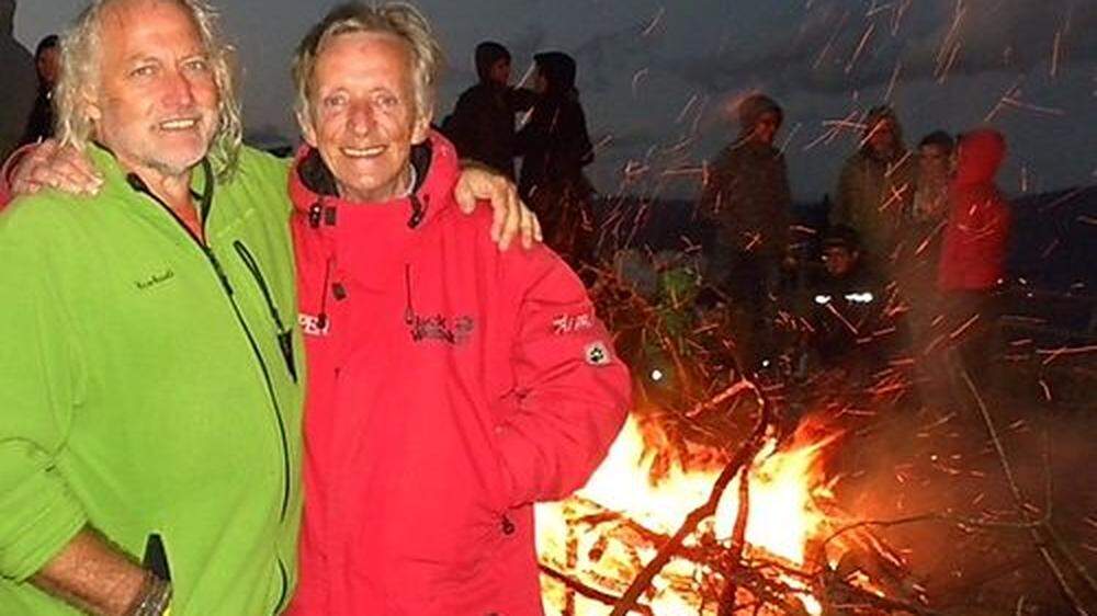 Flammender Appell für die Umwelt: Sepp Götz und Gerhard Leeb (rechts) veranstalten ein letztes Alpenfeuer auf dem Dobratsch