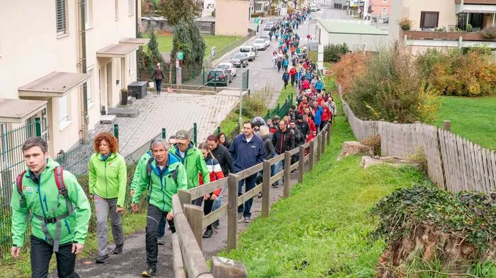 Große Beteiligung gab es heuer beim Leobener Fitmarsch. Die gemeinsame Wanderung führte über die Maßenburg und Pampichler Warte bis zum Rüsthaus der Feuerwehr Leoben-Göss.