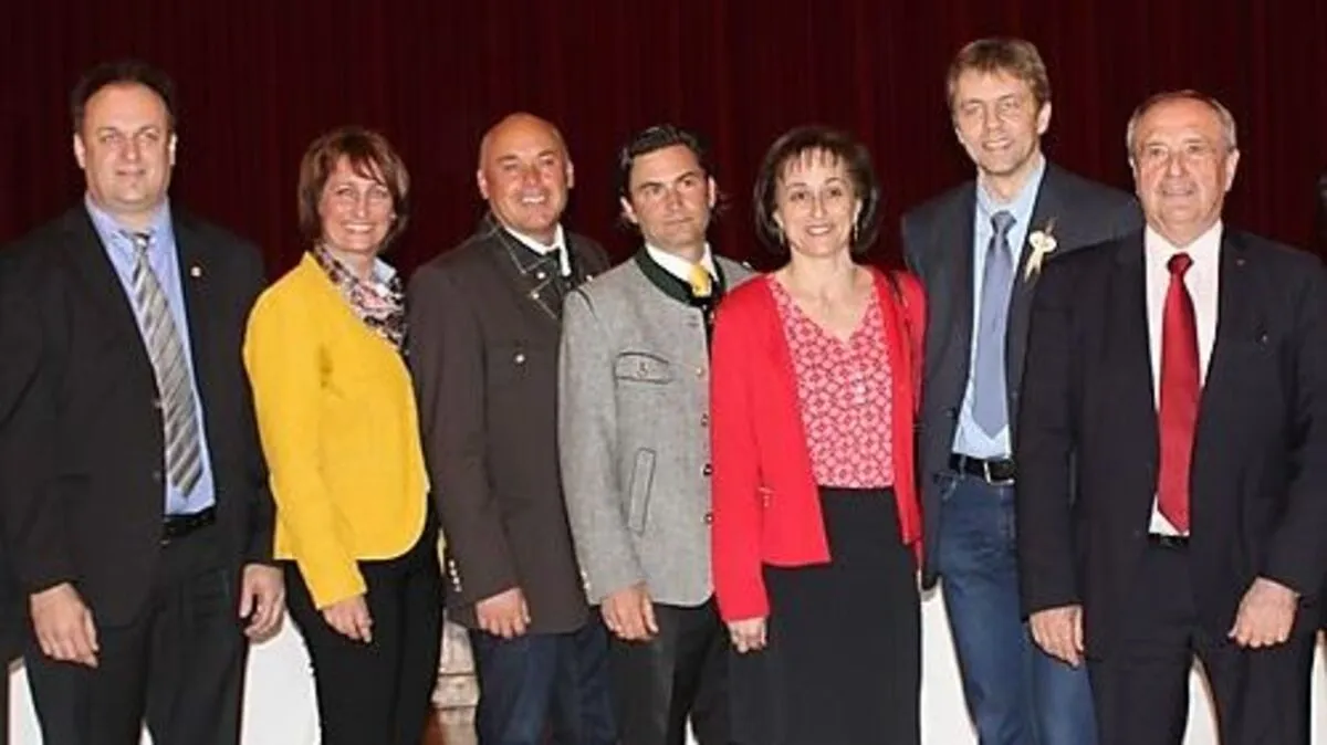 Von links: Vizebürgermeister Paul Wernig (SPÖ), Stadträtin Angelika Kuss-Bergner (ÖVP), die Stadträte Gerald Grebenjak (FPÖ) und Markus Lakounigg (SPÖ) mit Vizebürgermeisterin Edeltraud Gomernik-Besser (SPÖ), Stadtrat Hans Christian Steinacher (FPÖ) und Bürgermeister Valentin Blaschitz (SPÖ)