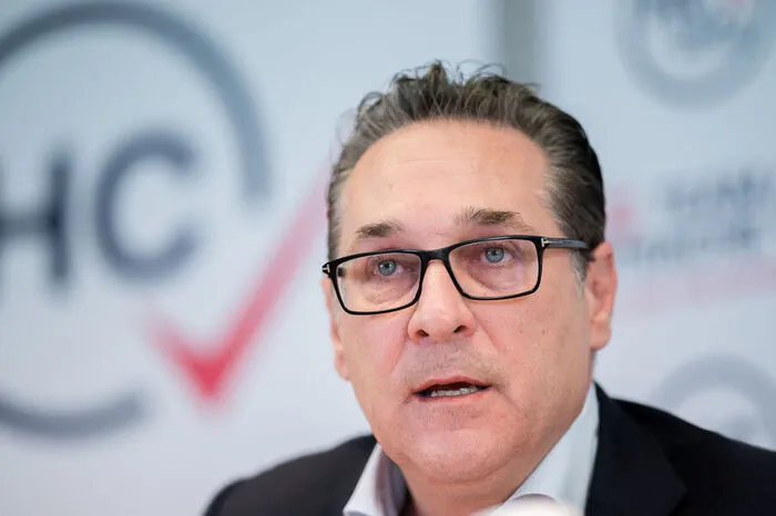 Heinz-Christian Strache hat derweil andere Probleme:  "Ich erkläre, dass mein Sohn hier nicht wohnhaft ist und hier keine persönlichen Gegenstände hat." - Hotel Mama seit Jahren geschlossen, Heinz-Christian Straches Mutter wohnt in Wien-Landstraße alleine. "Heute in meinem Heimatbezirk Wien-Landstraße mit meinen lieben Nachbarn." - dieser hat dort aber noch immer "liebe Nachbarn", mit denen er für Facebook posiert.