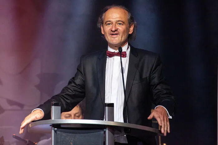 ... die Laudatio hielt dann Wolfgang Hattinger, der auch von seinen Jugenderinnerungen an Collins erinnerte: Damals, im Griechenlandurlaub als Teenager, gab es in der Jukebox nur "Message in a Bottle" und "In the Air tonight" ...