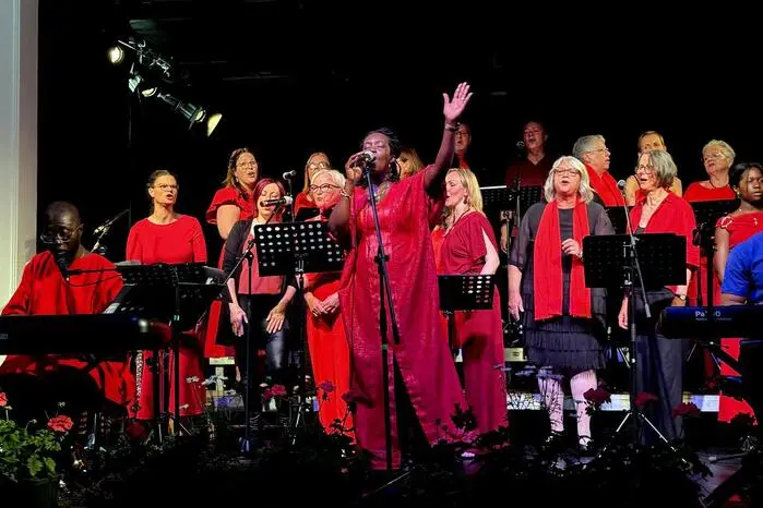 Unter der Chorleitung von Francisca und Mike Duodu stand das Gospelchor-Ensemble mit dem MacFrans Heart Desire gemeinsam auf der Bühne.