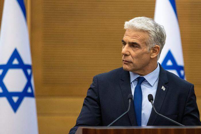 Außenminister Yair Lapid rückt auf den Chefsessel, bis die Israelis am 25. Oktober ihre Stimme abgeben 