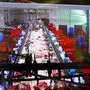 Via Monitor gewährt das Unternehmen Einblicke in den Schlachtbetrieb, die Corona-Schutzmaßnahmen wurden massiv verschärft