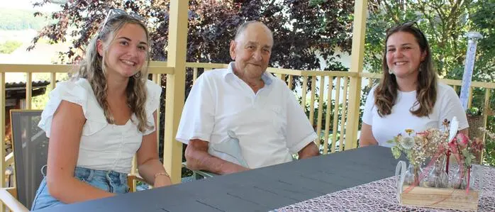 Konrad Rogan mit Landjugend-Leiterin Emma Friedheim (l.) und Romana Nigitz (Sportreferentin der Landjugend St. Margarethen an der Raab)