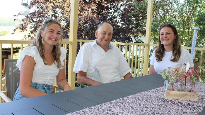 Konrad Rogan mit Landjugend-Leiterin Emma Friedheim (l.) und Romana Nigitz (Sportreferentin der Landjugend St. Margarethen an der Raab)