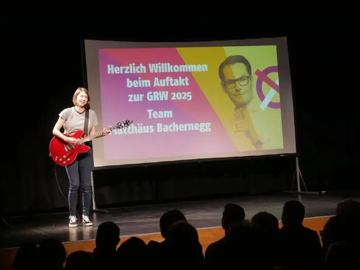 Die Grazer Kabarettistin Chrissi Buchmasser trat 30 Minuten lang vor den Genossinnen und Genossen auf